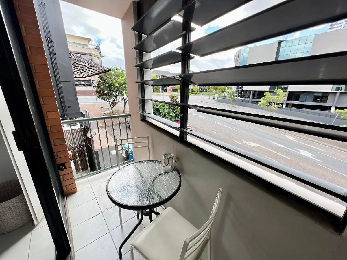 Stylish Apartment W/ Free Access To Park & Pool Brisbane