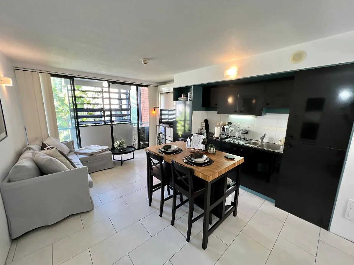 Stylish Apartment W/ Free Access To Park & Pool Brisbane