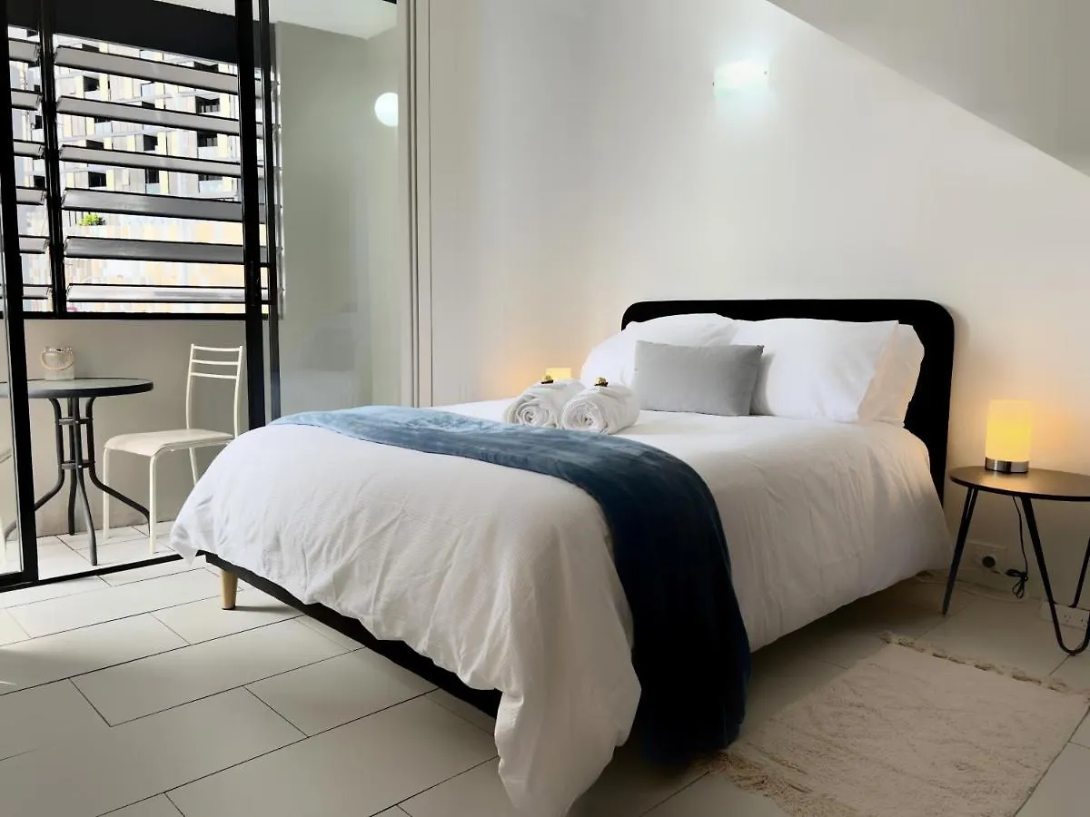 Stylish Apartment W/ Free Access To Park & Pool Brisbane
