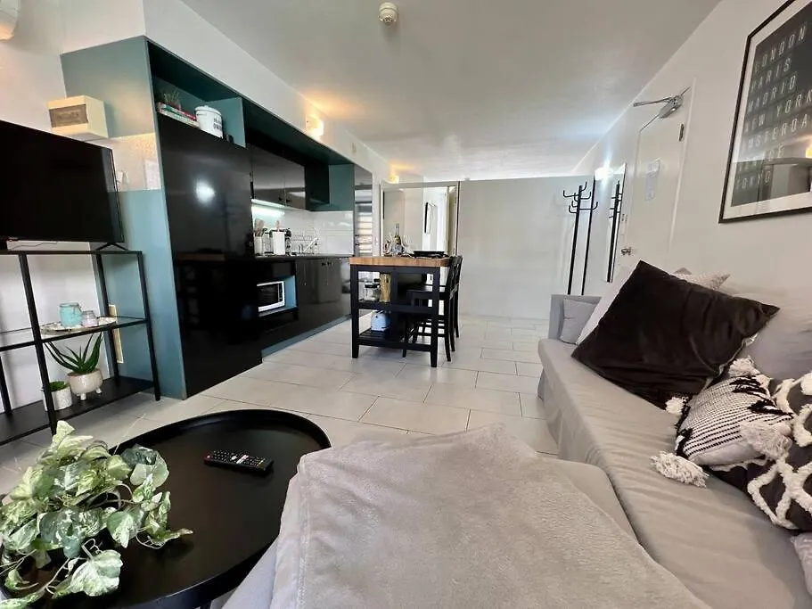 Stylish Apartment W/ Free Access To Park & Pool Brisbane